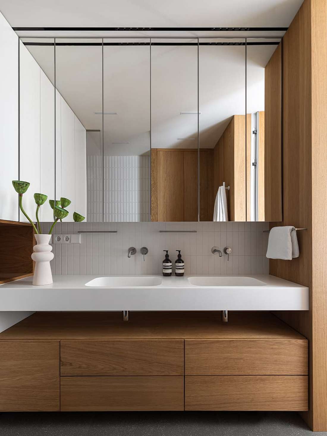 Mancsmosó a két jack russell terriernek, letisztult fa felületek család otthonában