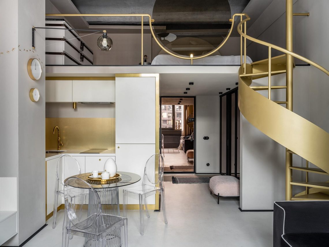 Megduplázták a mini otthon területét egy galériaszinttel - sárgaréz és poros színek