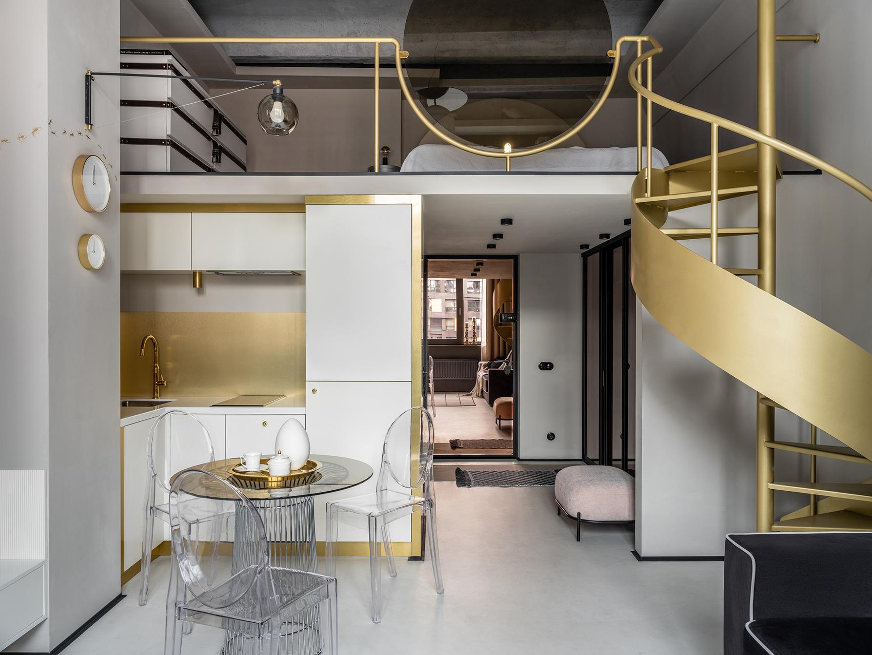 Megduplázták a mini otthon területét egy galériaszinttel - sárgaréz és poros színek Megduplázták a mini otthon területét egy galériaszinttel - sárgaréz és poros színek