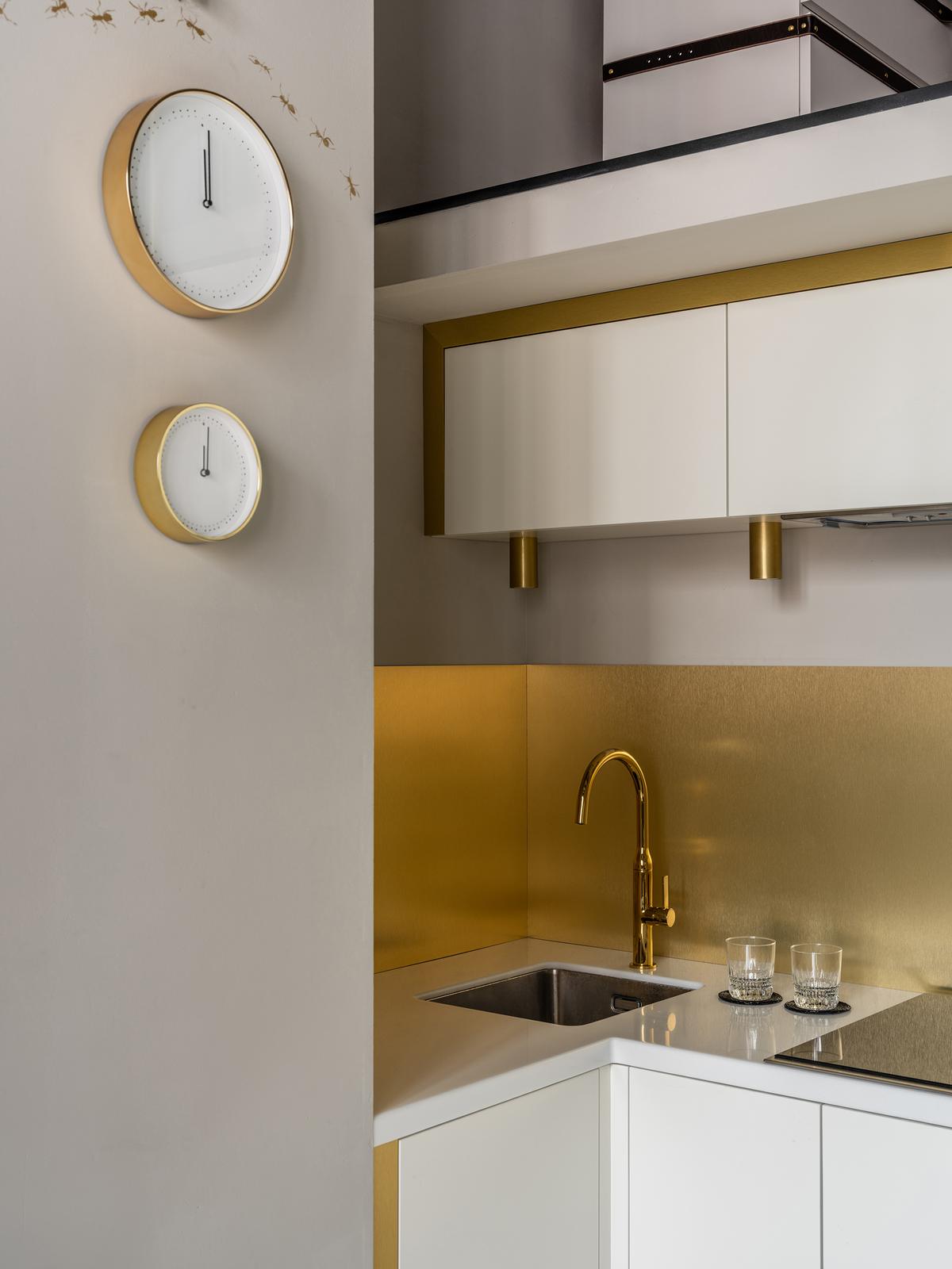 Megduplázták a mini otthon területét egy galériaszinttel - sárgaréz és poros színek Megduplázták a mini otthon területét egy galériaszinttel - sárgaréz és poros színek