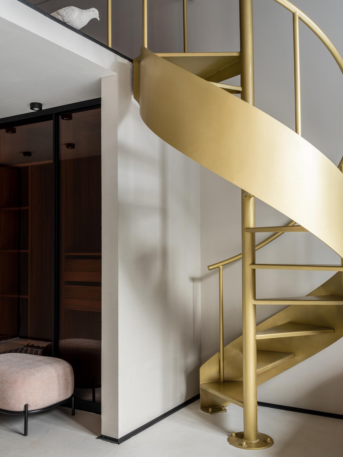 Megduplázták a mini otthon területét egy galériaszinttel - sárgaréz és poros színek Megduplázták a mini otthon területét egy galériaszinttel - sárgaréz és poros színek