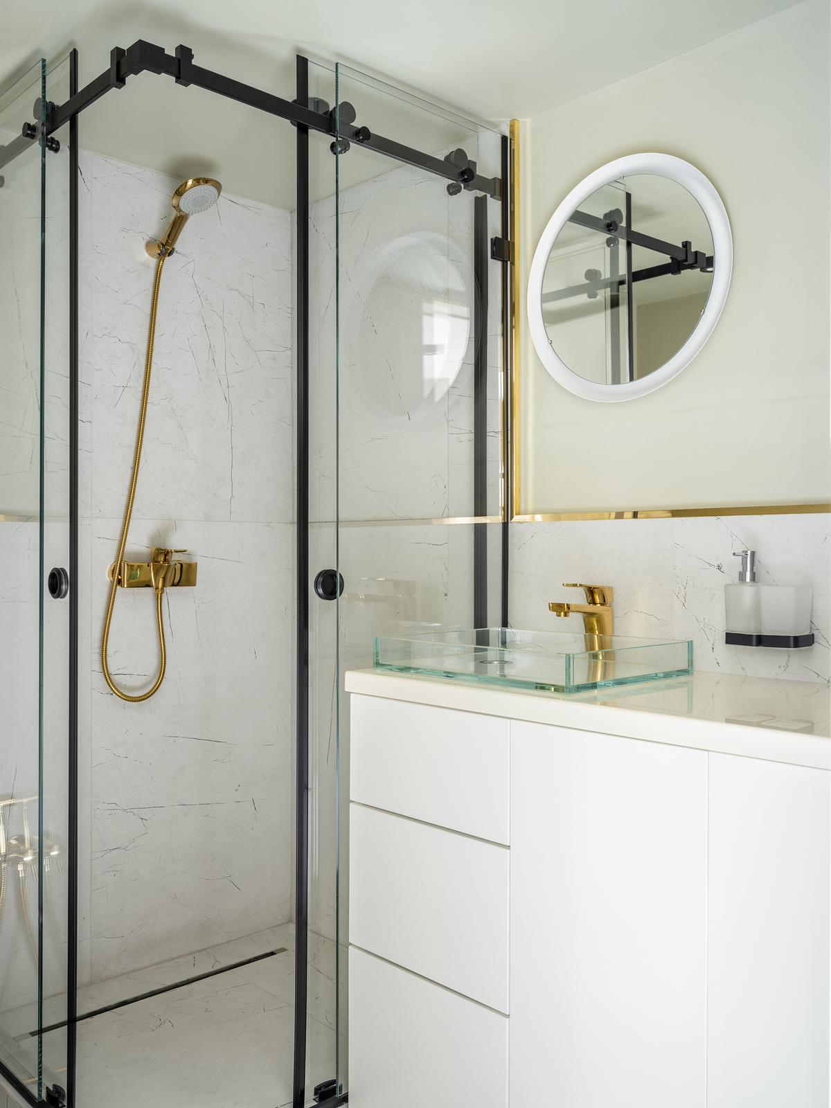 Megduplázták a mini otthon területét egy galériaszinttel - sárgaréz és poros színek Megduplázták a mini otthon területét egy galériaszinttel - sárgaréz és poros színek