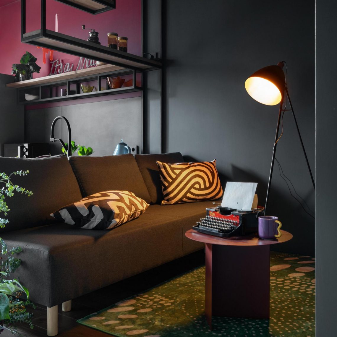 Merész és izgalmas kis otthon különleges, sötét színekkel - fiatal pár 42m2-es lakása