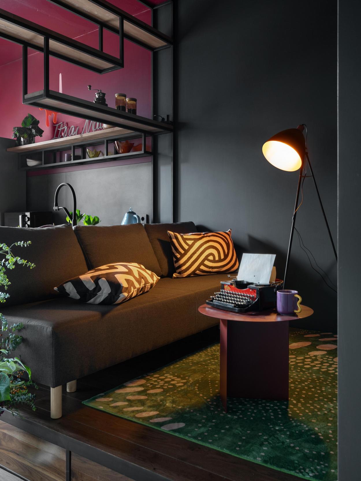 Merész és izgalmas kis otthon különleges, sötét színekkel - fiatal pár 42m2-es lakása