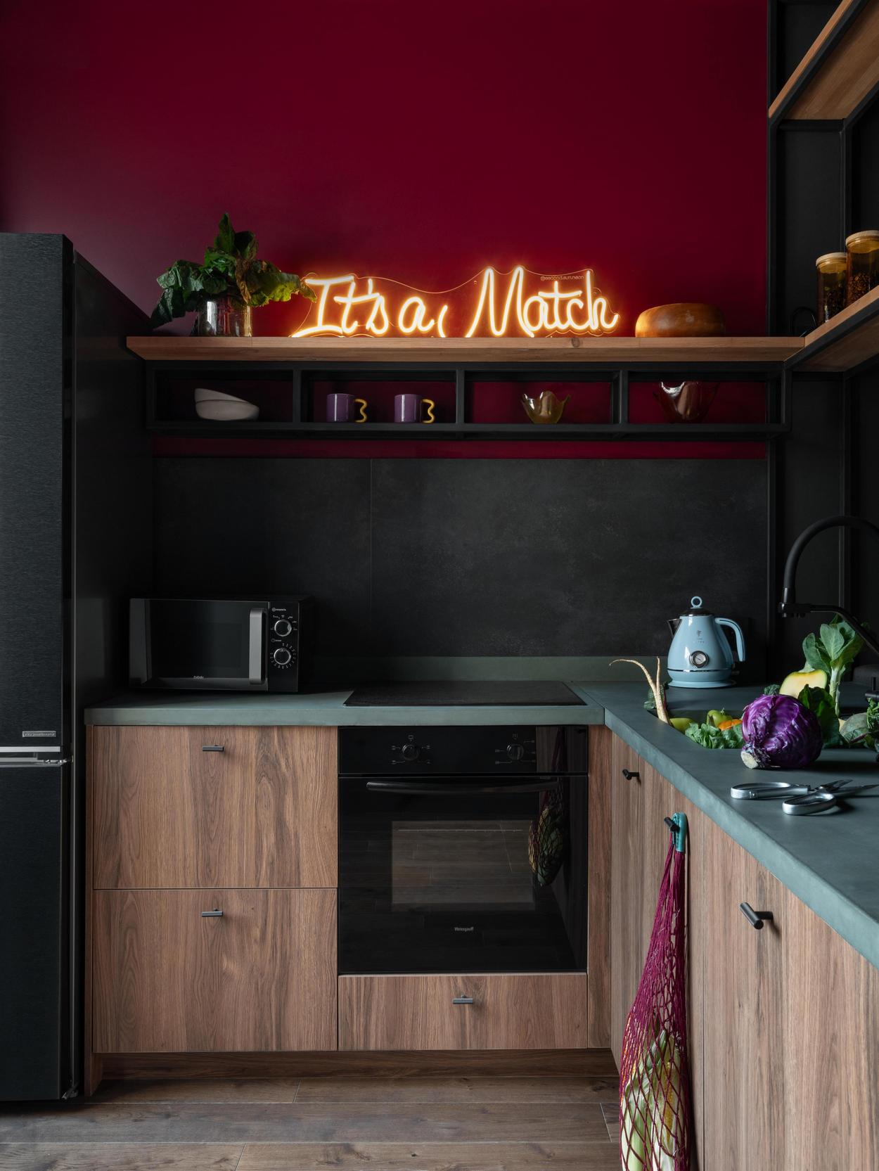 Merész és izgalmas kis otthon különleges, sötét színekkel - fiatal pár 42m2-es lakása