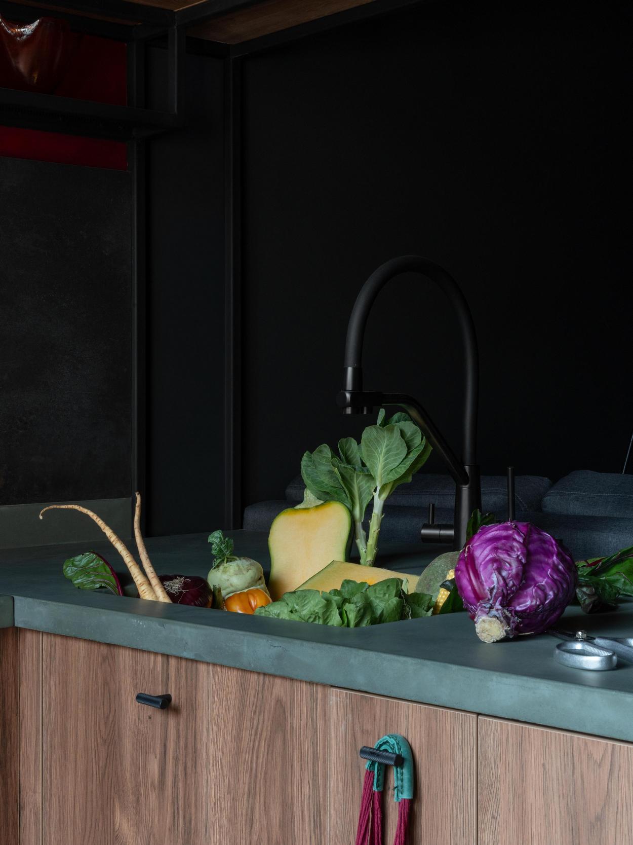 Merész és izgalmas kis otthon különleges, sötét színekkel - fiatal pár 42m2-es lakása