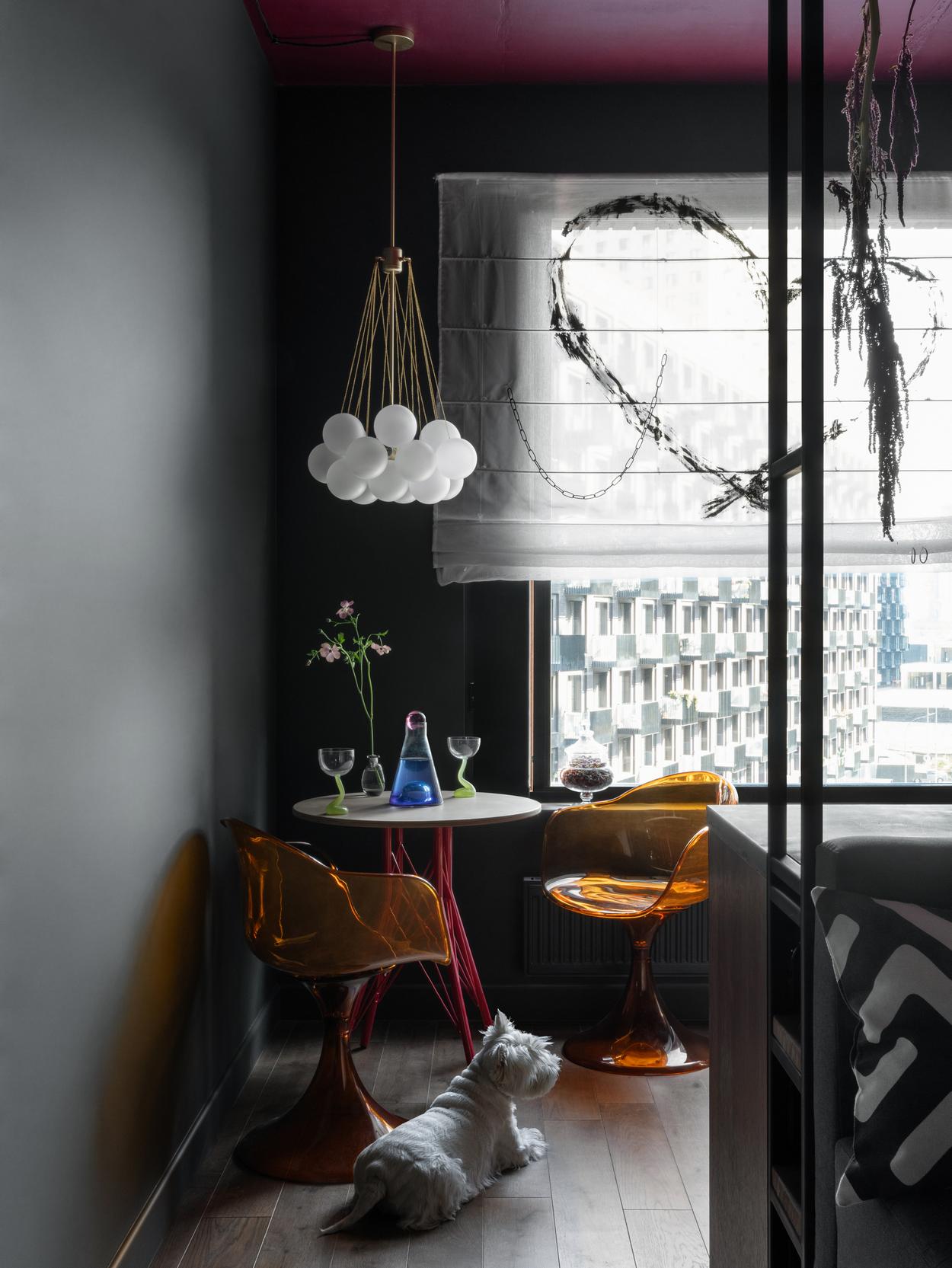 Merész és izgalmas kis otthon különleges, sötét színekkel - fiatal pár 42m2-es lakása