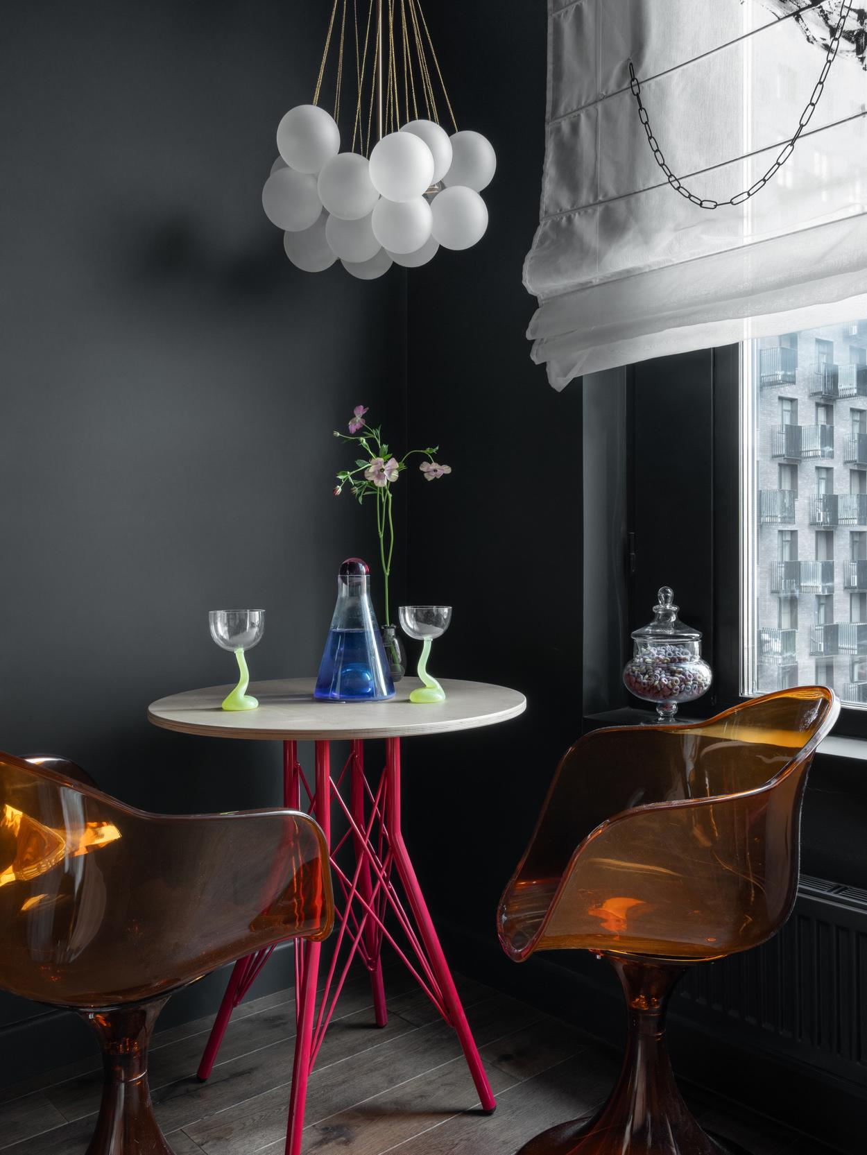 Merész és izgalmas kis otthon különleges, sötét színekkel - fiatal pár 42m2-es lakása