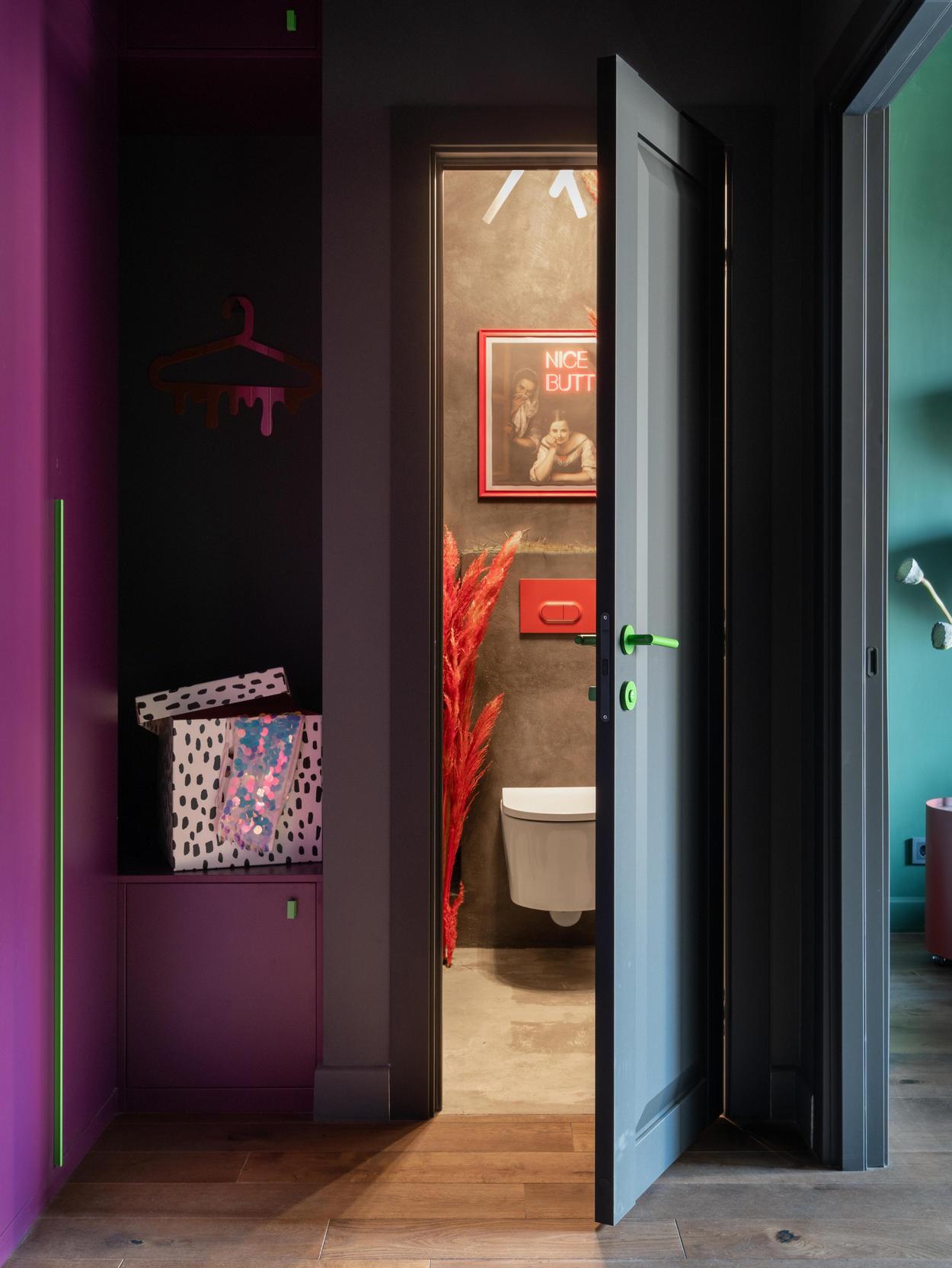 Merész és izgalmas kis otthon különleges, sötét színekkel - fiatal pár 42m2-es lakása