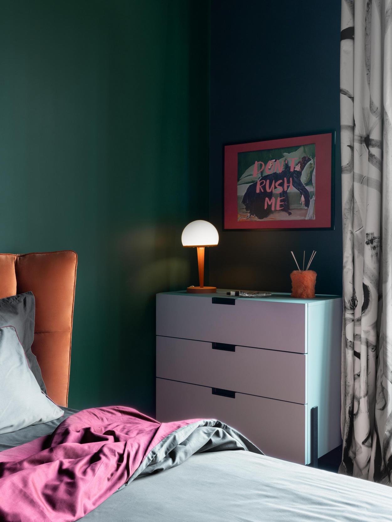 Merész és izgalmas kis otthon különleges, sötét színekkel - fiatal pár 42m2-es lakása