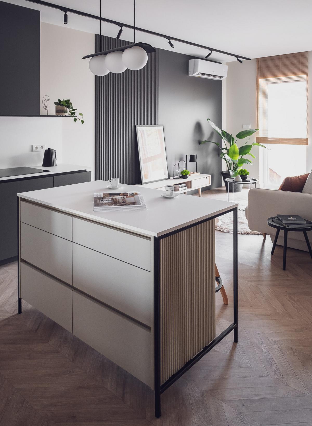 Milyen egy kis lakás enteriőr, ami egyszerre univerzális és egyedi?