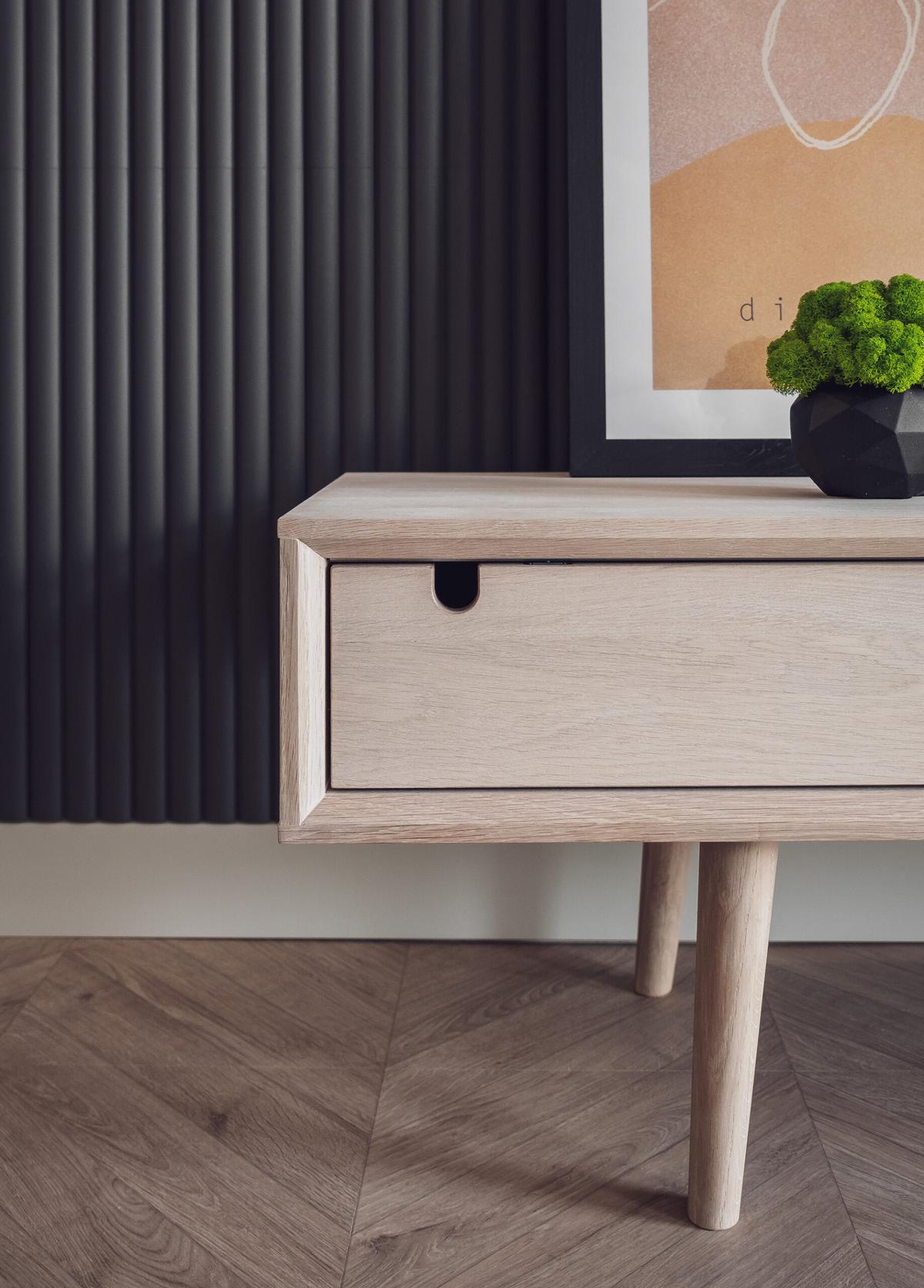 Milyen egy kis lakás enteriőr, ami egyszerre univerzális és egyedi?