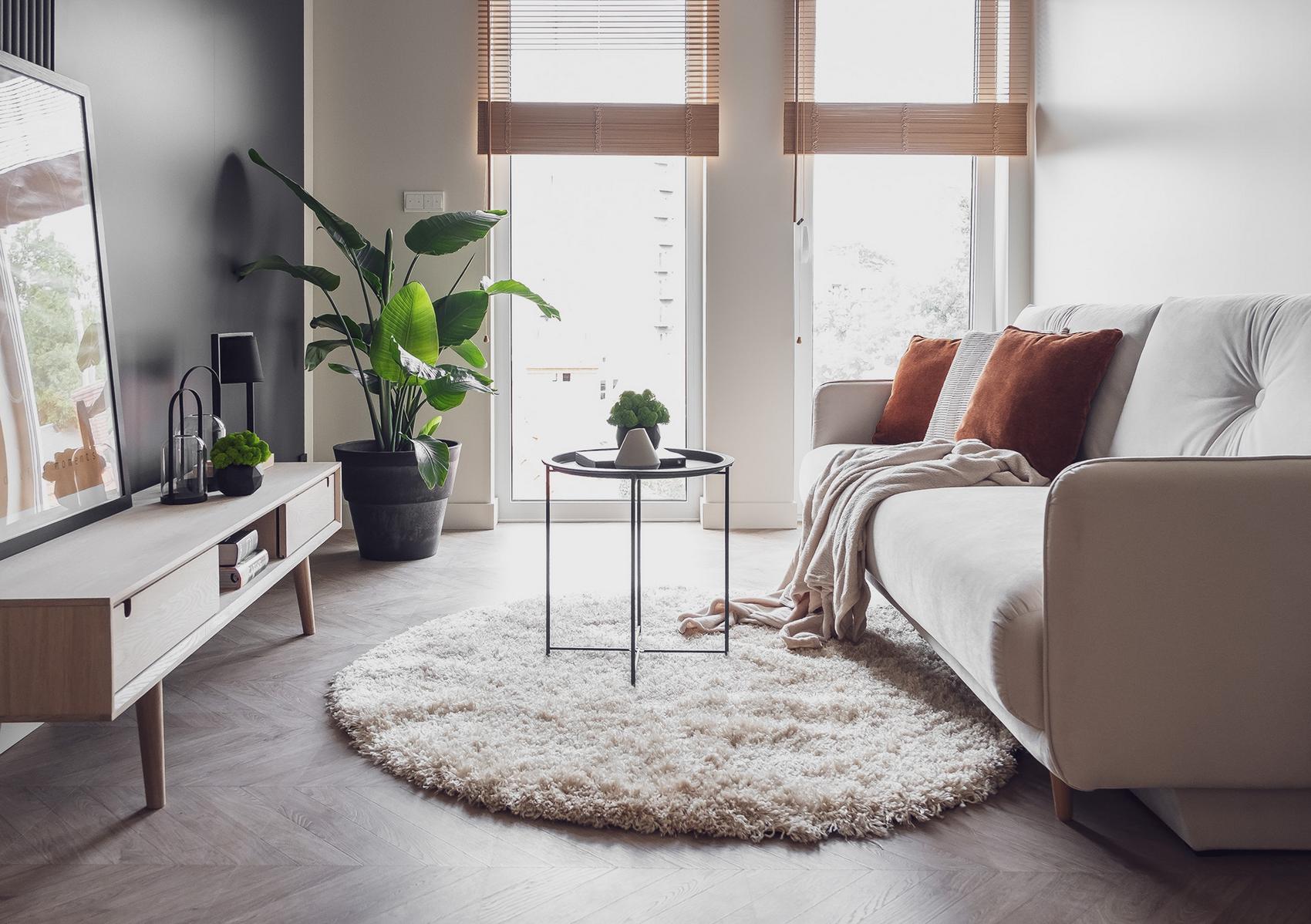 Milyen egy kis lakás enteriőr, ami egyszerre univerzális és egyedi?