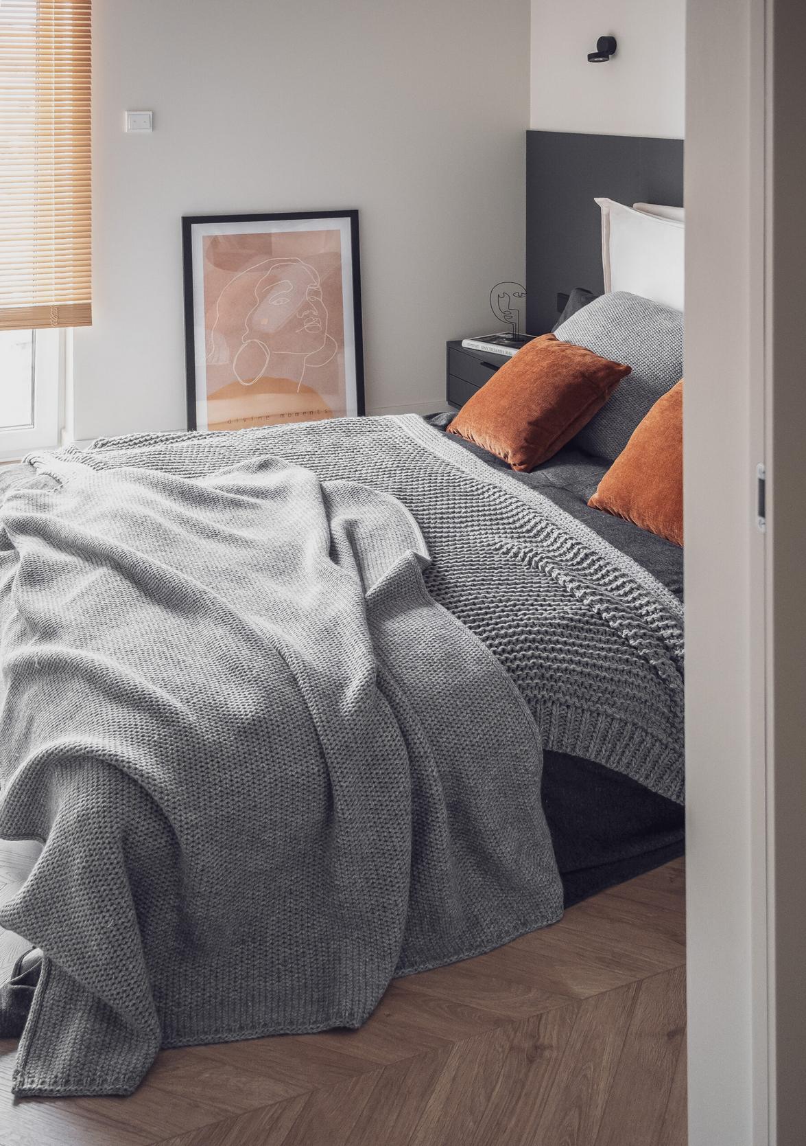 Milyen egy kis lakás enteriőr, ami egyszerre univerzális és egyedi?