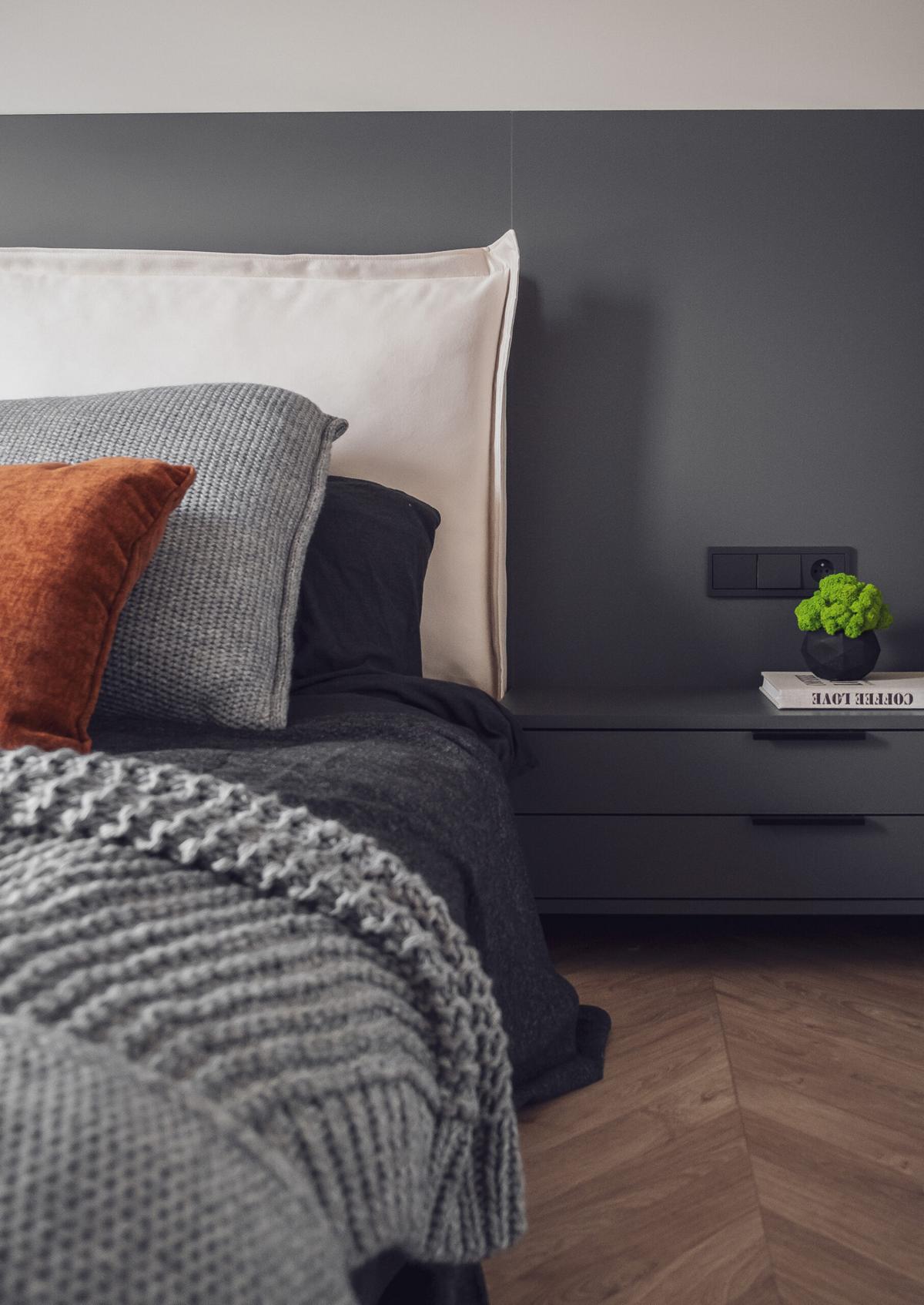 Milyen egy kis lakás enteriőr, ami egyszerre univerzális és egyedi?