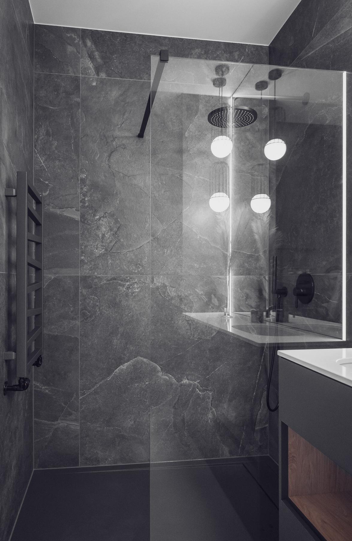 Milyen egy kis lakás enteriőr, ami egyszerre univerzális és egyedi?