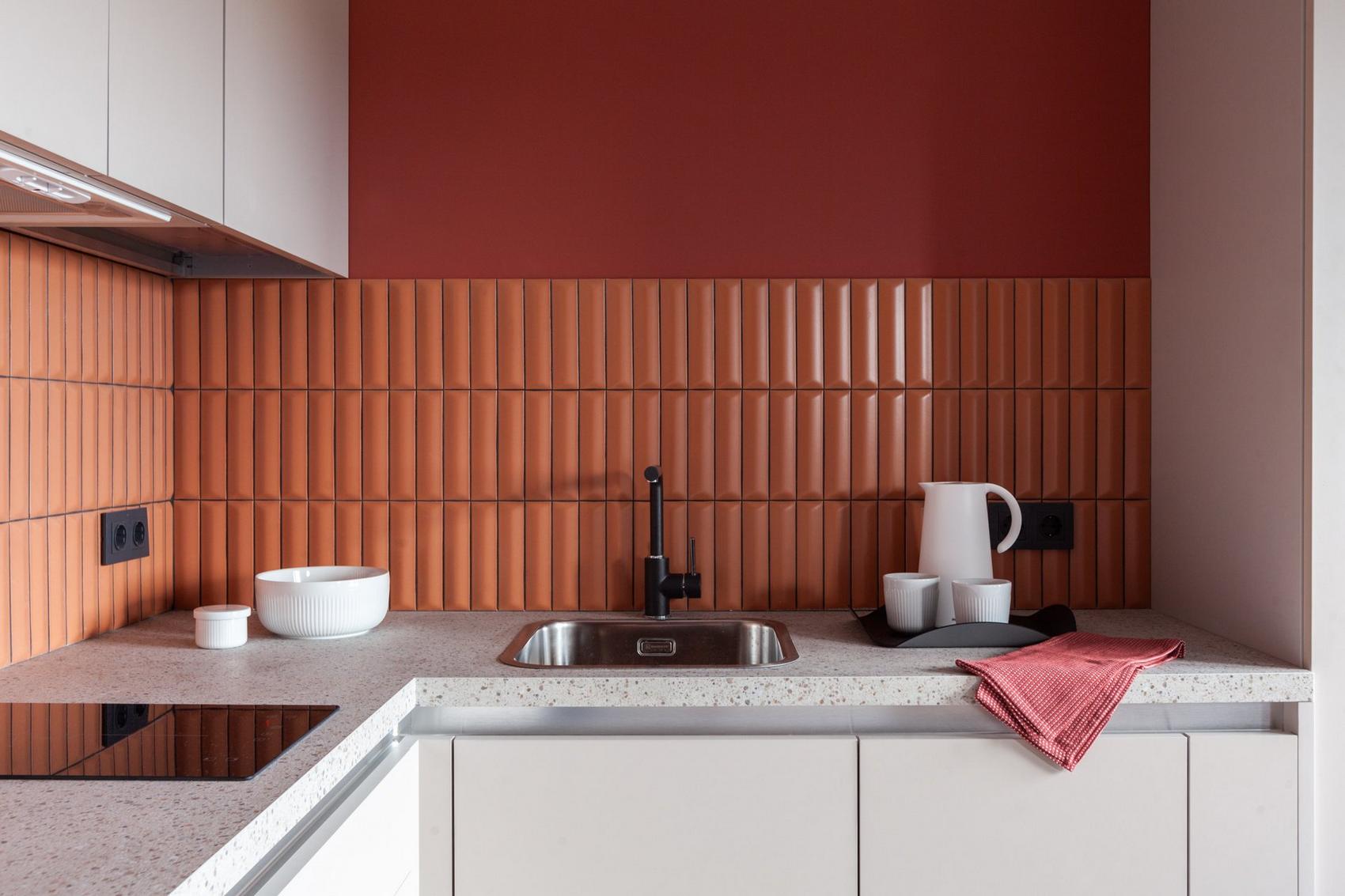 Hogyan ellensúlyozhatod a pici teret élénk, meleg színekkel kis garzonlakásban