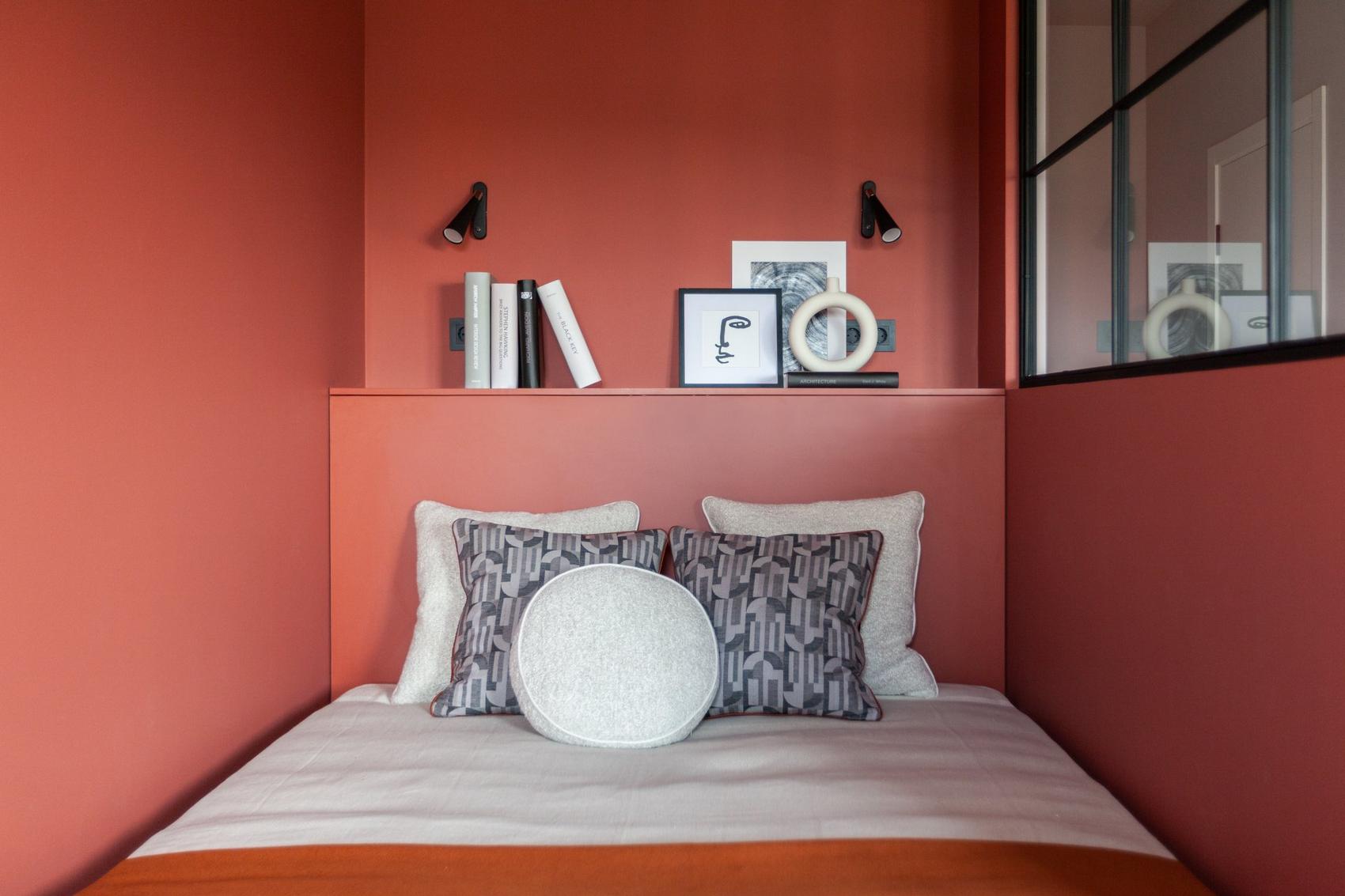 Hogyan ellensúlyozhatod a pici teret élénk, meleg színekkel kis garzonlakásban