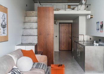 Ipari stílus, galériaszint, rozsdamentes konyha egy pici lakásban