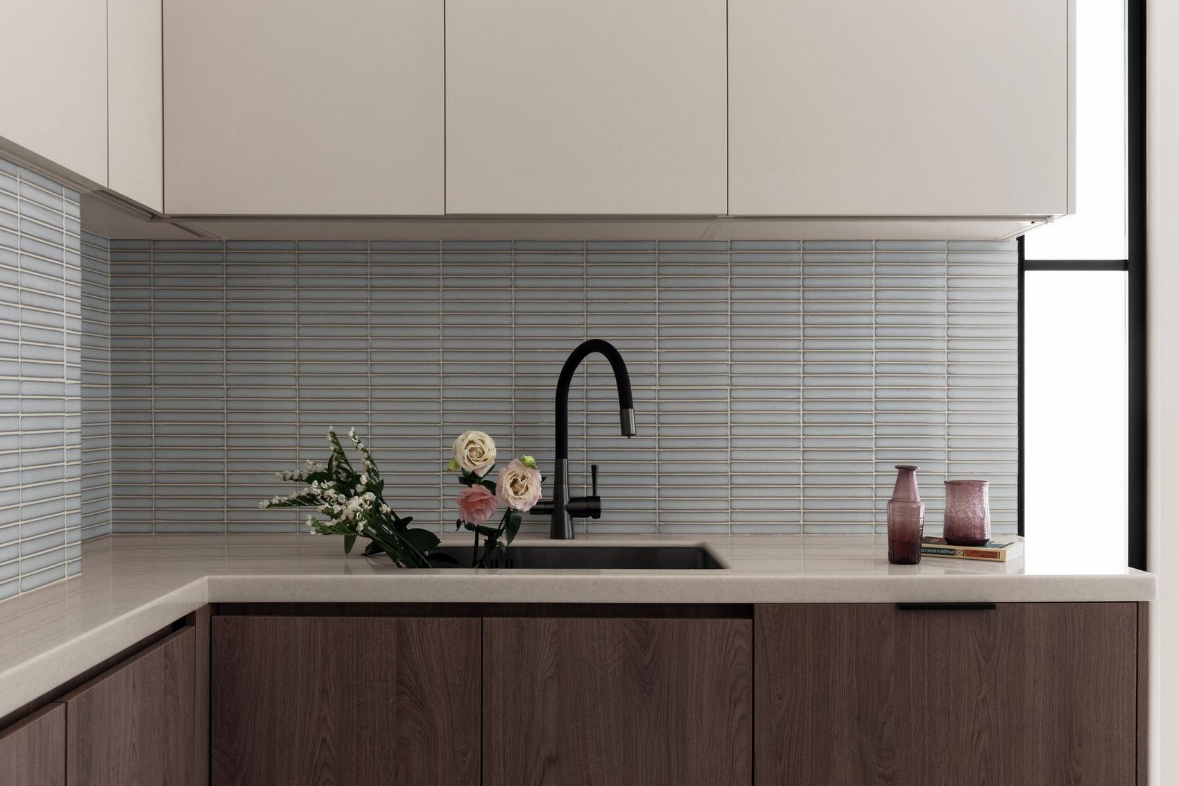 Pasztell monokróm, Japandi elemekkel - kevés természetes fényhez igazított berendezés 50m2-en