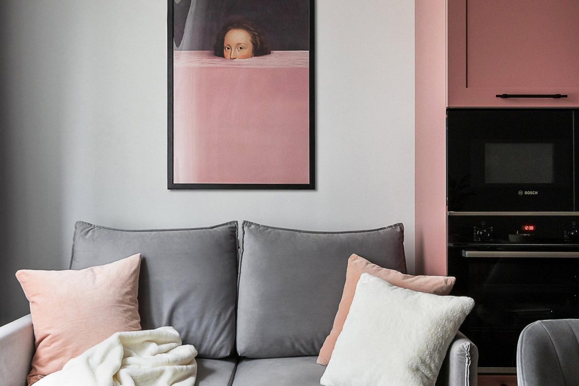 Poros rózsaszín és világosszürke árnyalatok kombinációja fiatal házaspár otthonában, 57m2
