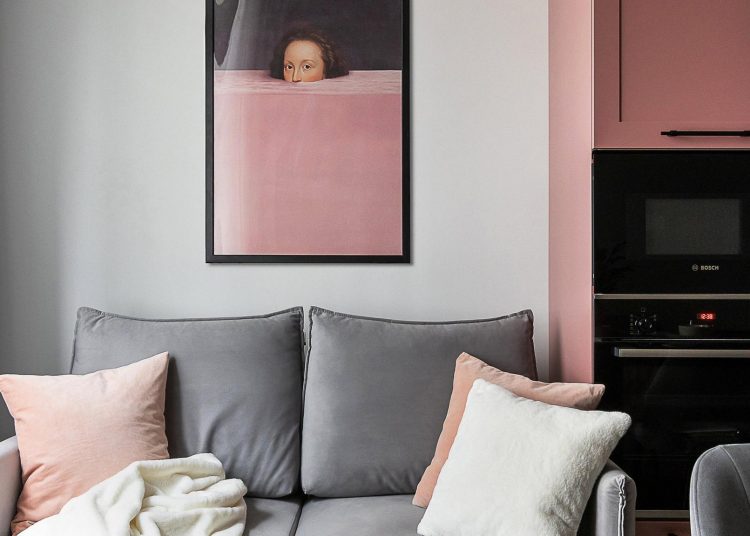 Poros rózsaszín és világosszürke árnyalatok kombinációja fiatal házaspár otthonában, 57m2