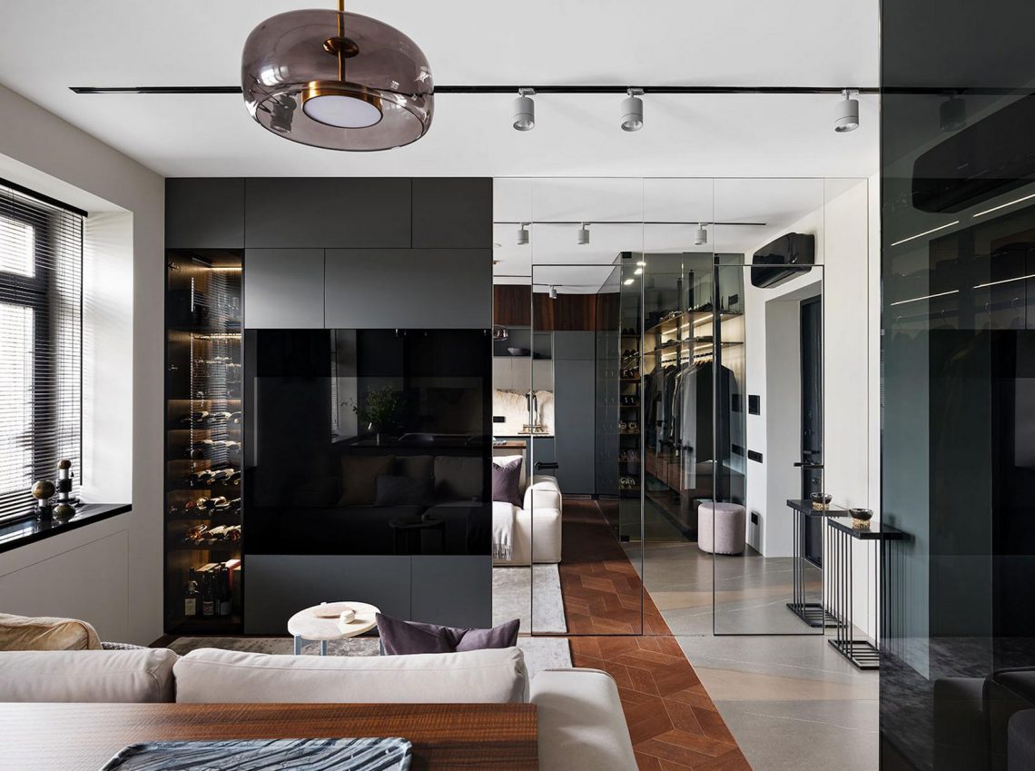 Sok tükör és üveg egyedül élő férfi 50m2-es lakásában