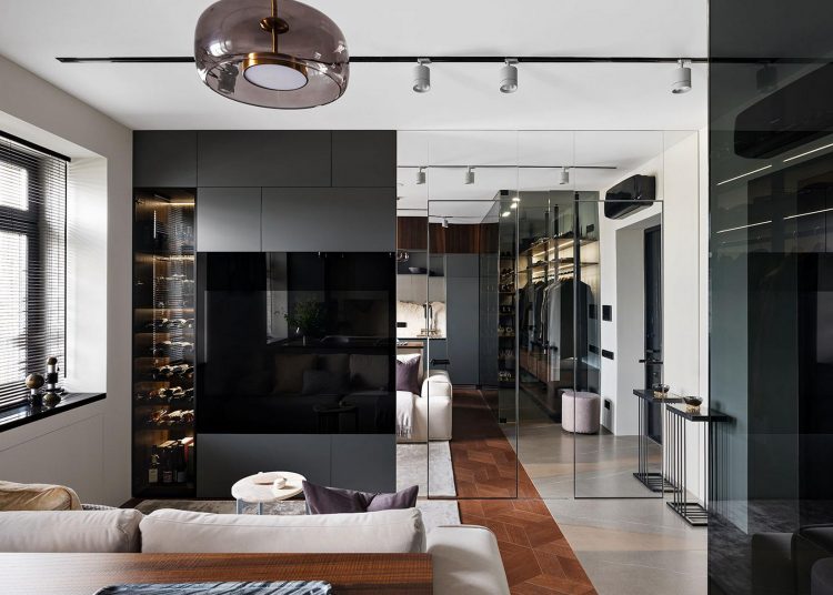 Sok tükör és üveg egyedül élő férfi 50m2-es lakásában