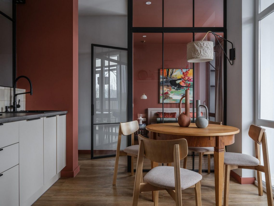 Sötét lakás modern átalakítása belső ablakkal, üvegfallal szeparált hálószobával