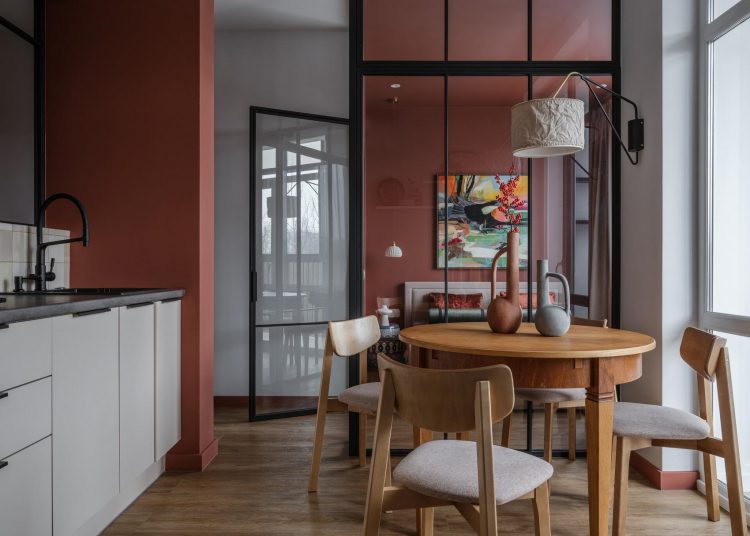 Sötét lakás modern átalakítása belső ablakkal, üvegfallal szeparált hálószobával