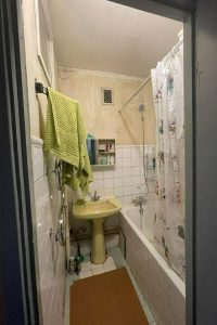 Szörnyű fürdőszoba teljes megújulása: funkcionális és szép megoldások kis helyen Szörnyű fürdőszoba teljes megújulása: funkcionális és szép megoldások kis helyen