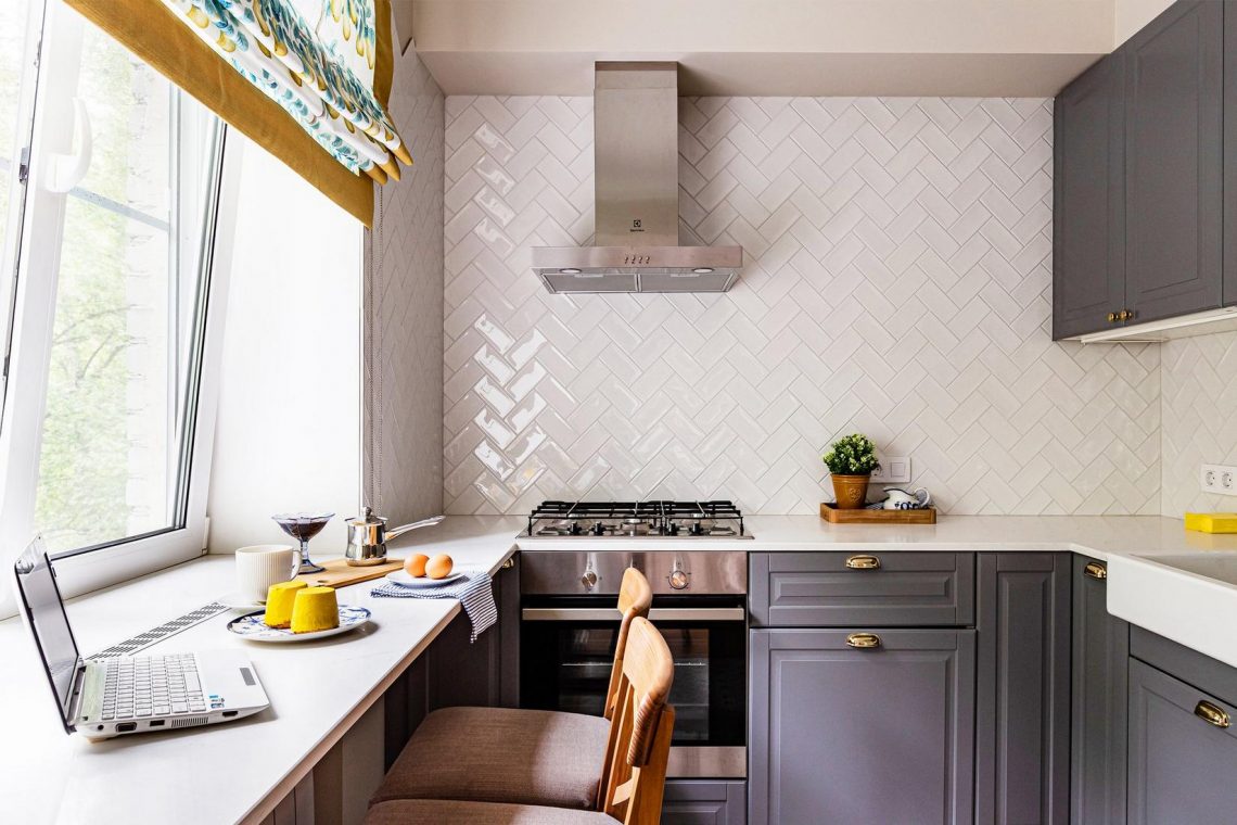 Dolgozósarok az ablakpárkány kiterjesztésével kis lakásban