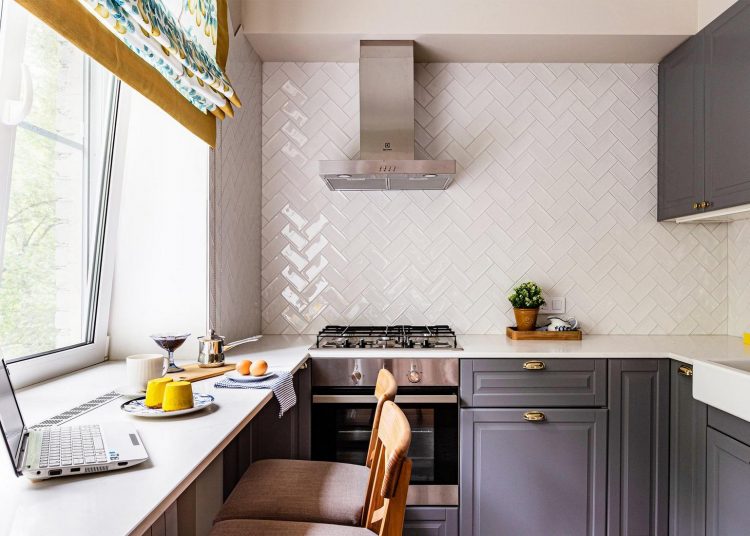 Dolgozósarok az ablakpárkány kiterjesztésével kis lakásban