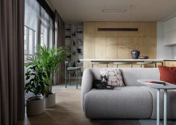 Belsőépítész házaspár otthona: nagy konyhasziget, színek, fa, kevés nyers beton