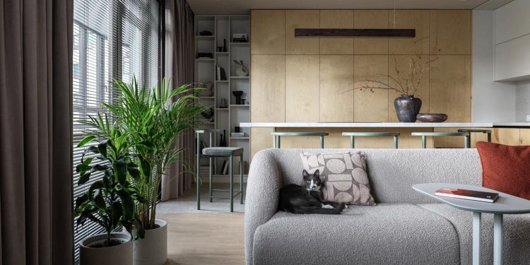 Belsőépítész házaspár otthona: nagy konyhasziget, színek, fa, kevés nyers beton