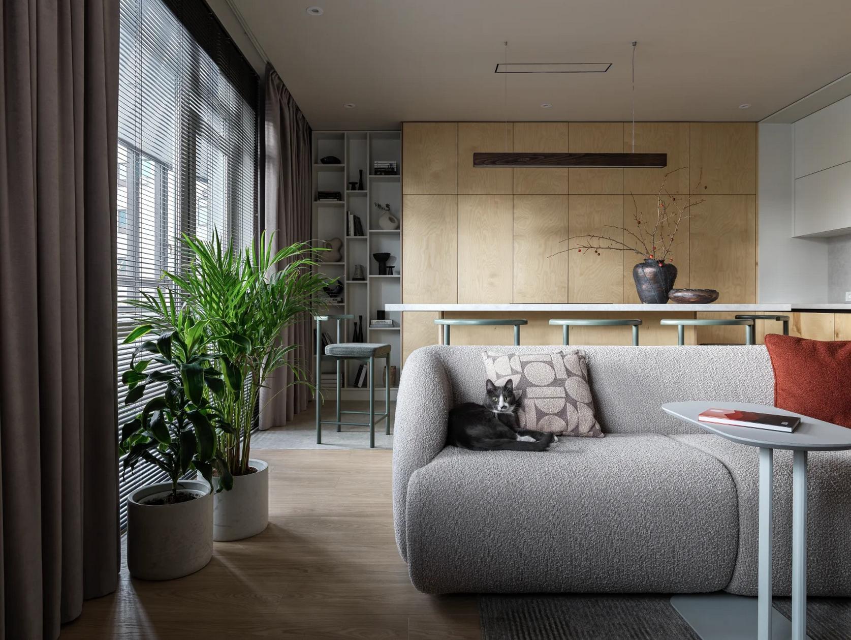 Belsőépítész házaspár otthona: nagy konyhasziget, színek, fa, kevés nyers beton Belsőépítész házaspár otthona: nagy konyhasziget, színek, fa, kevés nyers beton