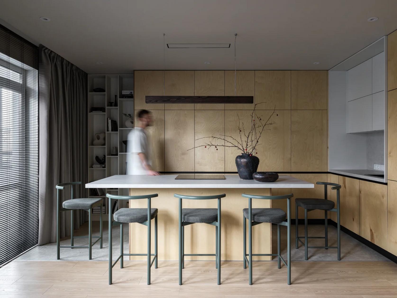 Belsőépítész házaspár otthona: nagy konyhasziget, színek, fa, kevés nyers beton Belsőépítész házaspár otthona: nagy konyhasziget, színek, fa, kevés nyers beton