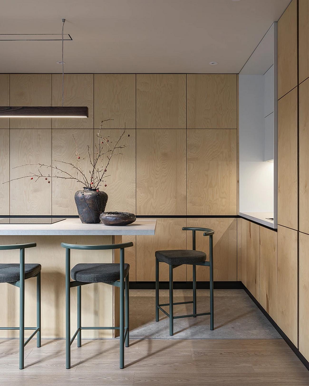 Belsőépítész házaspár otthona: nagy konyhasziget, színek, fa, kevés nyers beton Belsőépítész házaspár otthona: nagy konyhasziget, színek, fa, kevés nyers beton