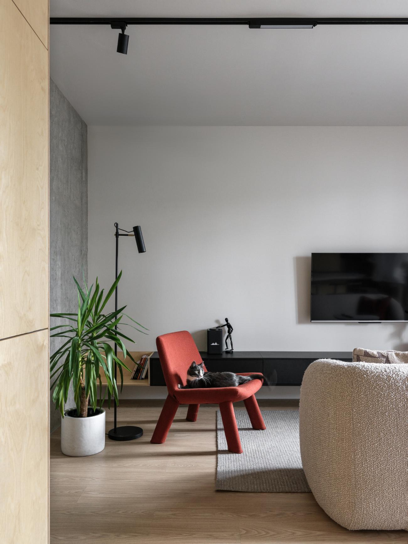 Belsőépítész házaspár otthona: nagy konyhasziget, színek, fa, kevés nyers beton Belsőépítész házaspár otthona: nagy konyhasziget, színek, fa, kevés nyers beton