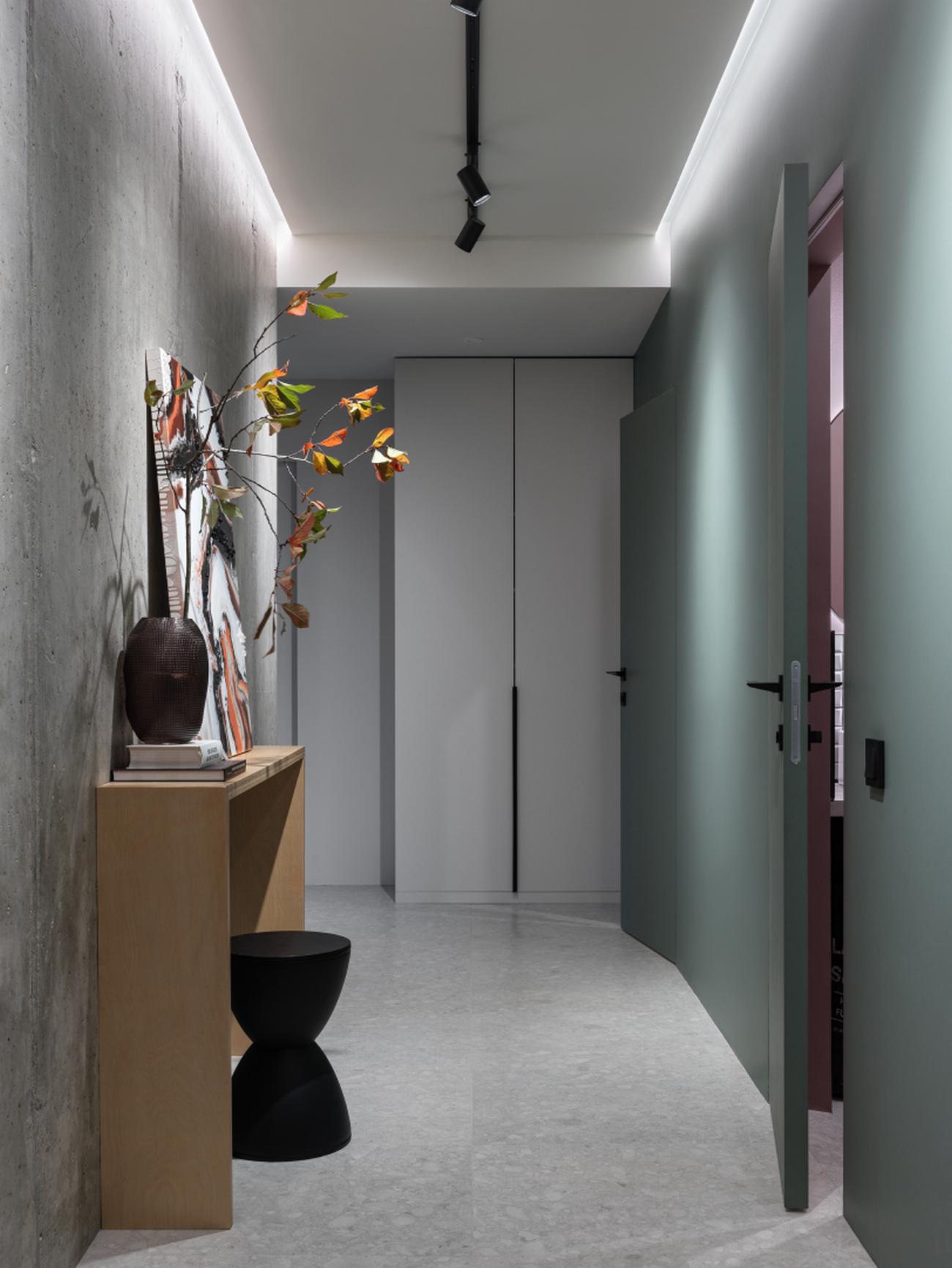 Belsőépítész házaspár otthona: nagy konyhasziget, színek, fa, kevés nyers beton Belsőépítész házaspár otthona: nagy konyhasziget, színek, fa, kevés nyers beton