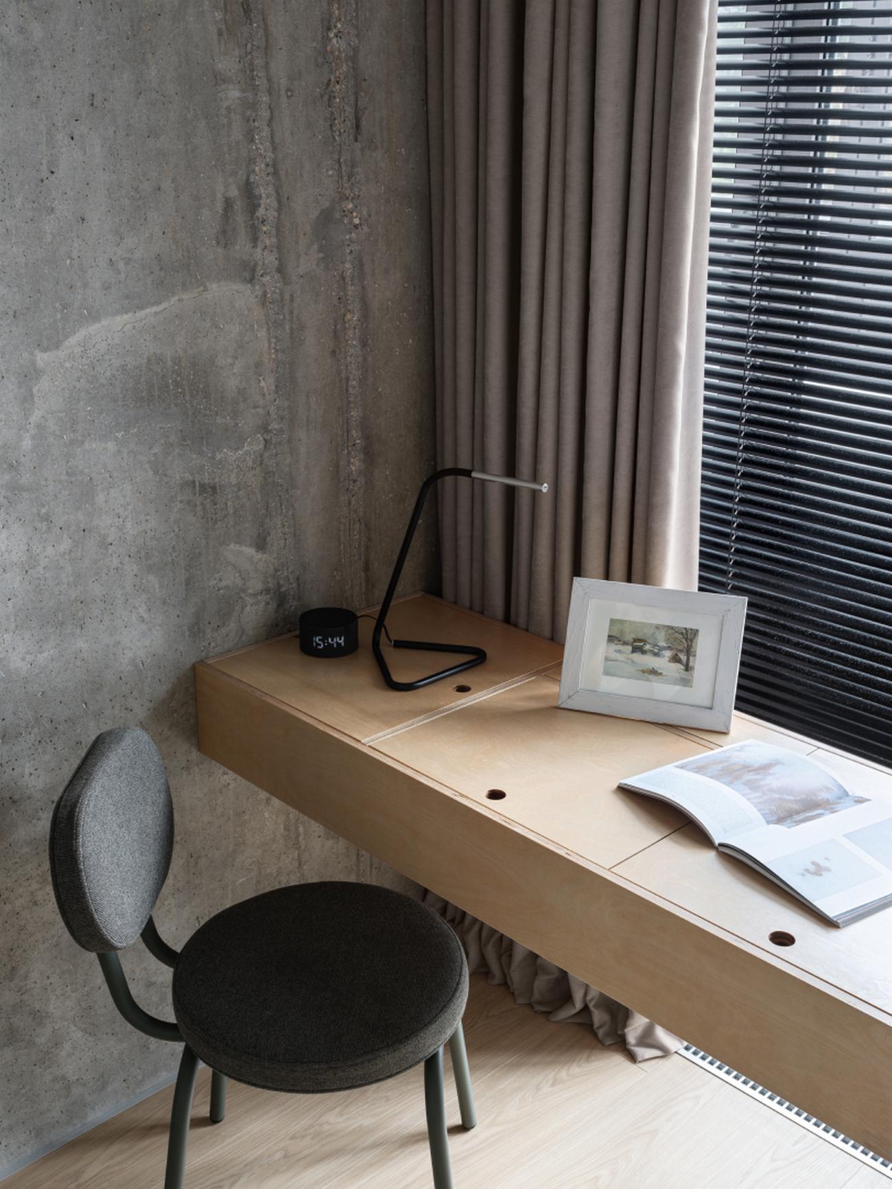 Belsőépítész házaspár otthona: nagy konyhasziget, színek, fa, kevés nyers beton Belsőépítész házaspár otthona: nagy konyhasziget, színek, fa, kevés nyers beton