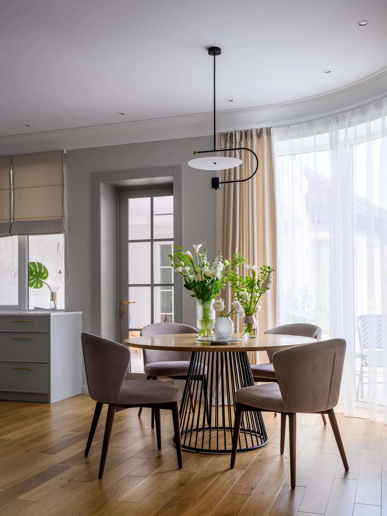 Belsőépítész otthona: elegáns, stílusos berendezés, tágasság és fény Belsőépítész otthona: elegáns, stílusos berendezés, tágasság és fény