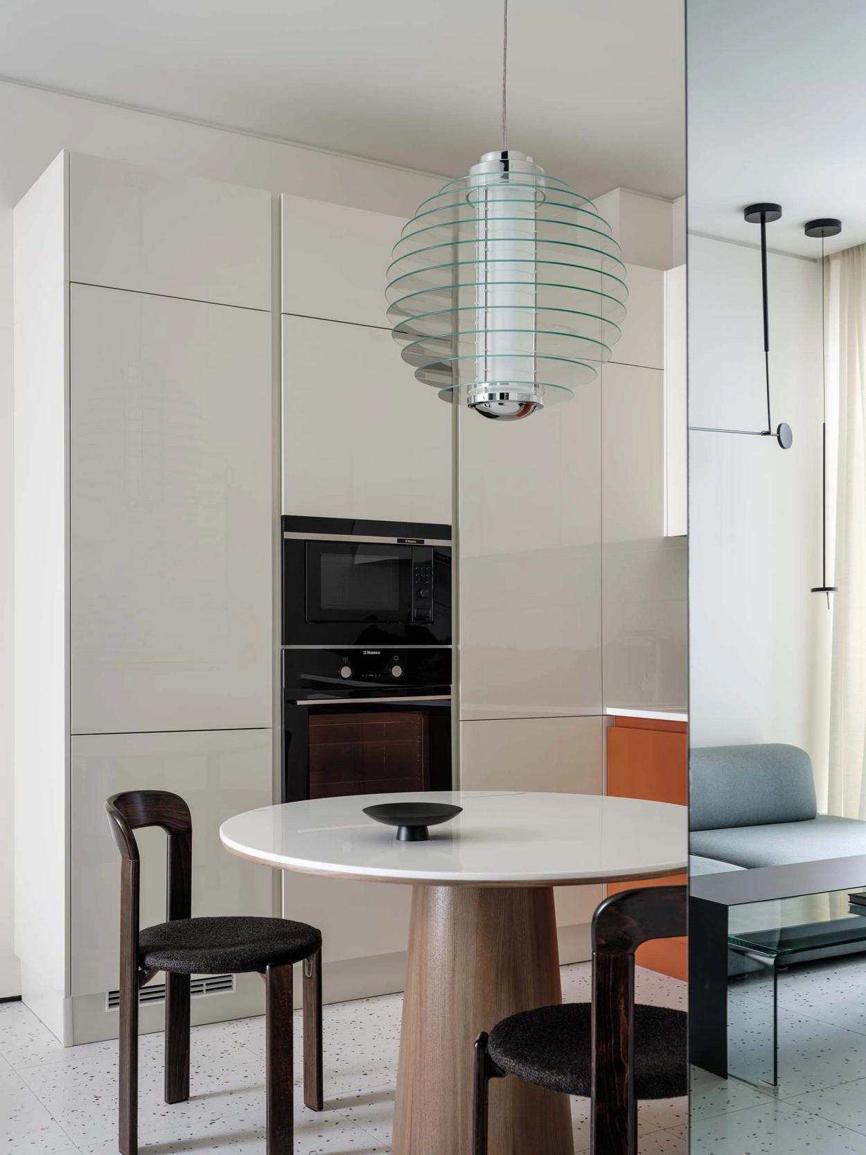 Édesanyjának rendezte be a férfi a 47m2-es lakást - modern és színes otthon