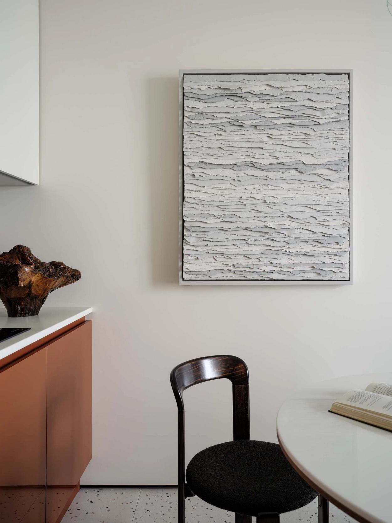 Édesanyjának rendezte be a férfi a 47m2-es lakást - modern és színes otthon