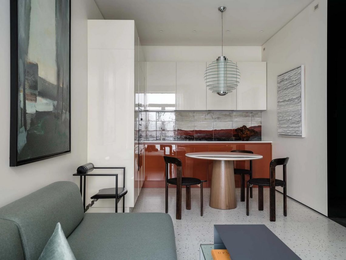 Édesanyjának rendezte be a férfi a 47m2-es lakást - modern és színes otthon