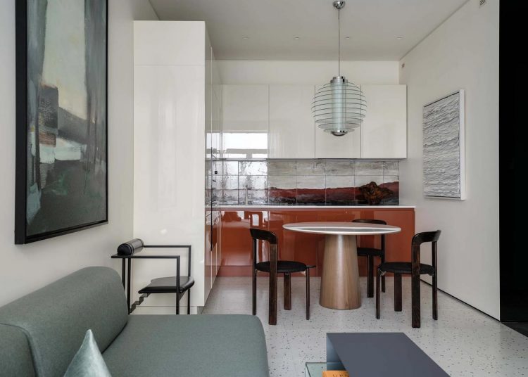 Édesanyjának rendezte be a férfi a 47m2-es lakást - modern és színes otthon