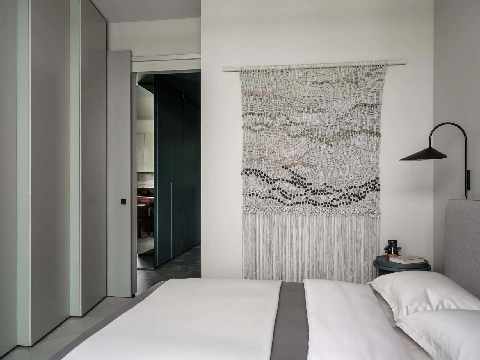 Édesanyjának rendezte be a férfi a 47m2-es lakást - modern és színes otthon