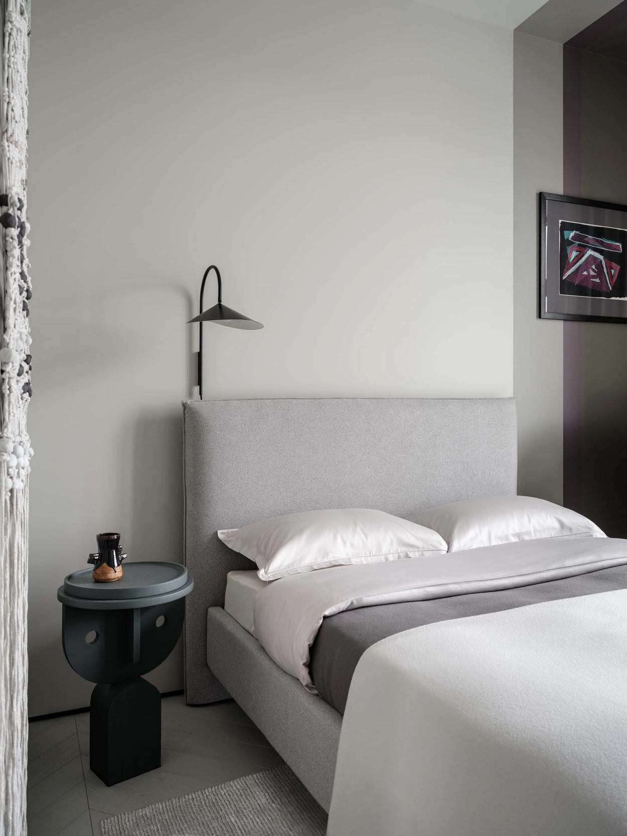 Édesanyjának rendezte be a férfi a 47m2-es lakást - modern és színes otthon