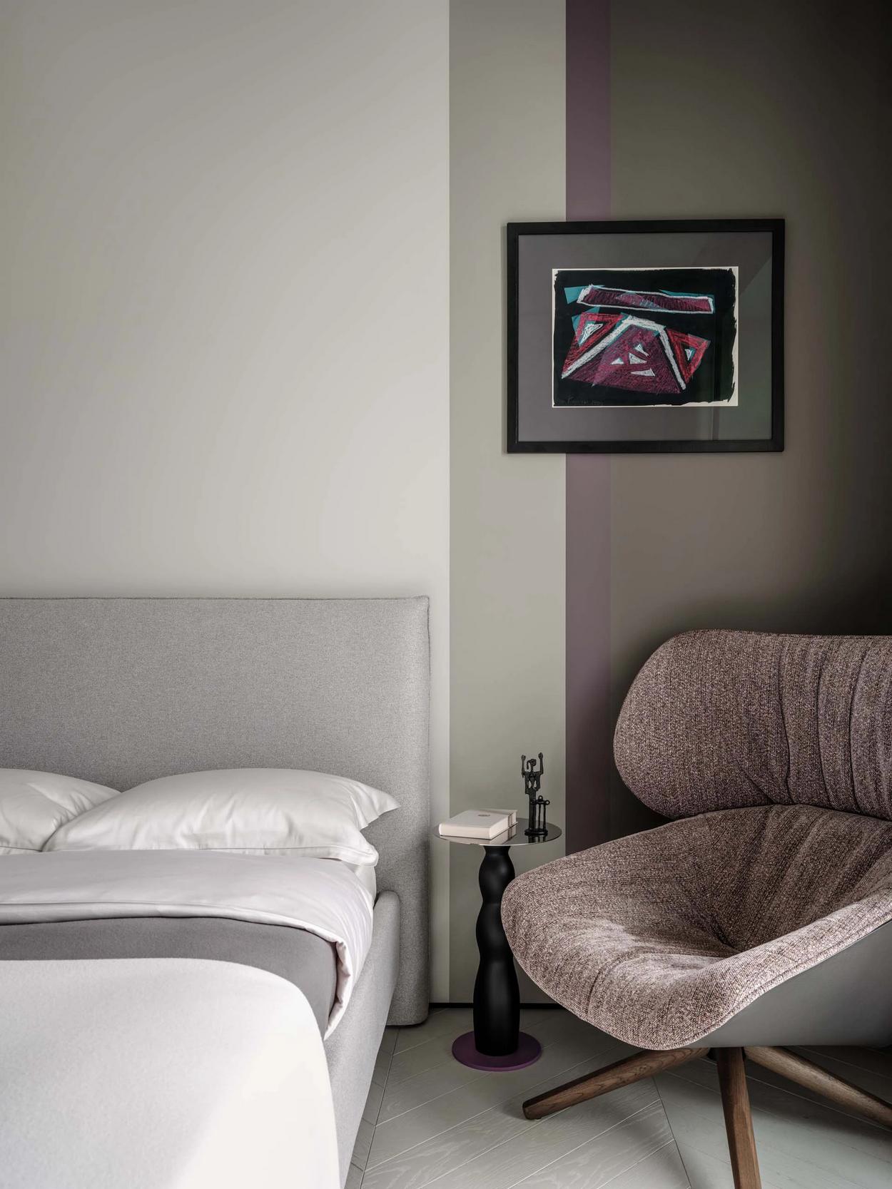 Édesanyjának rendezte be a férfi a 47m2-es lakást - modern és színes otthon