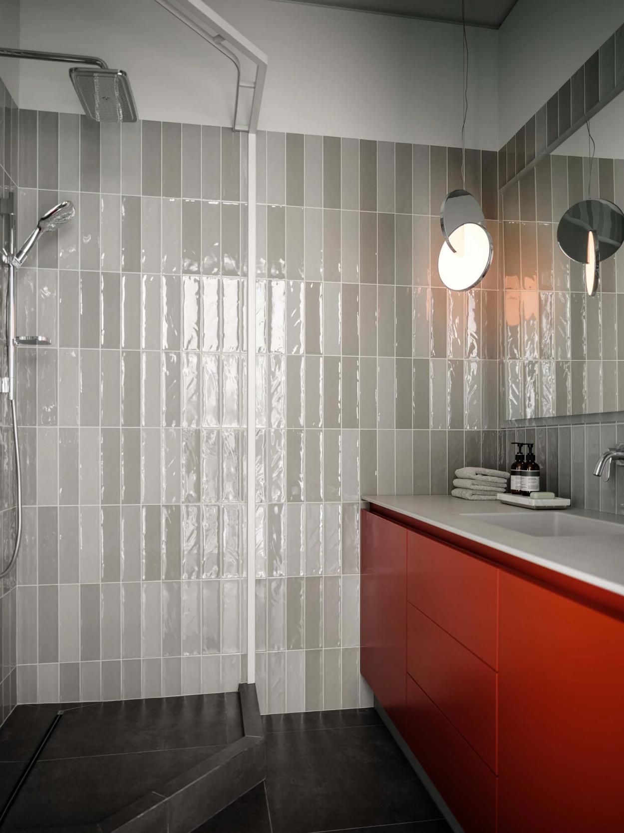 Édesanyjának rendezte be a férfi a 47m2-es lakást - modern és színes otthon